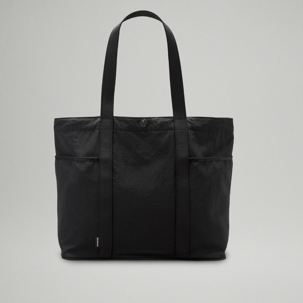 NWT- Lululemon Daily Multi-Pocket Tote Bag 20L (black)